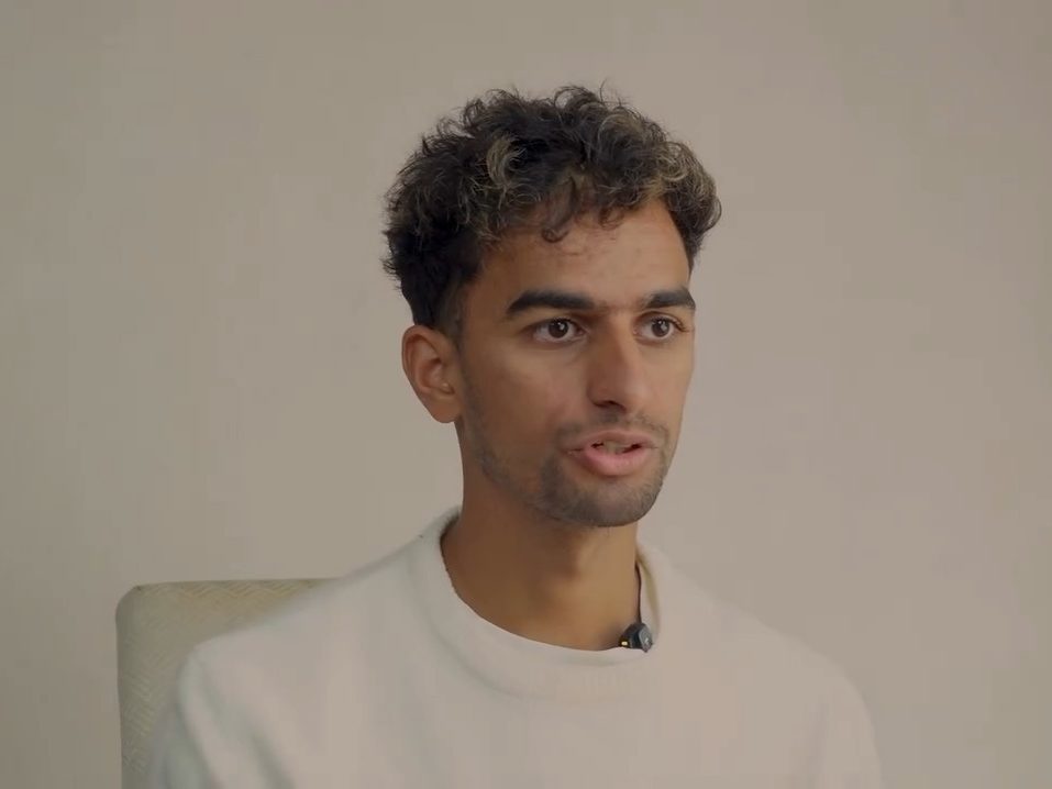 Kiaan, founder of ResolveIt, explaining a Maths concept to camera in a bright studio.